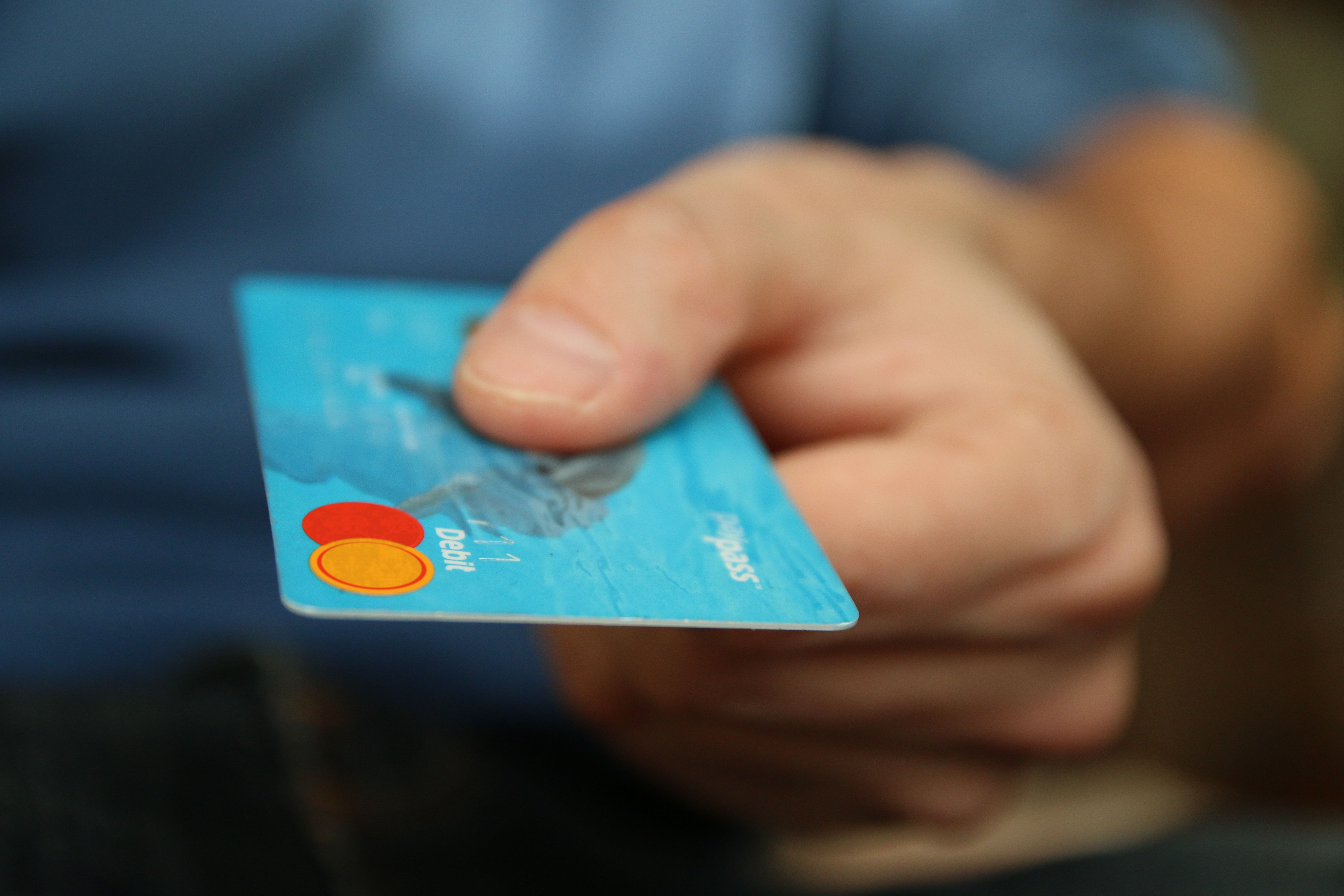 Los gastos hormiga invisibles: el dinero que se escurre desde tu celular